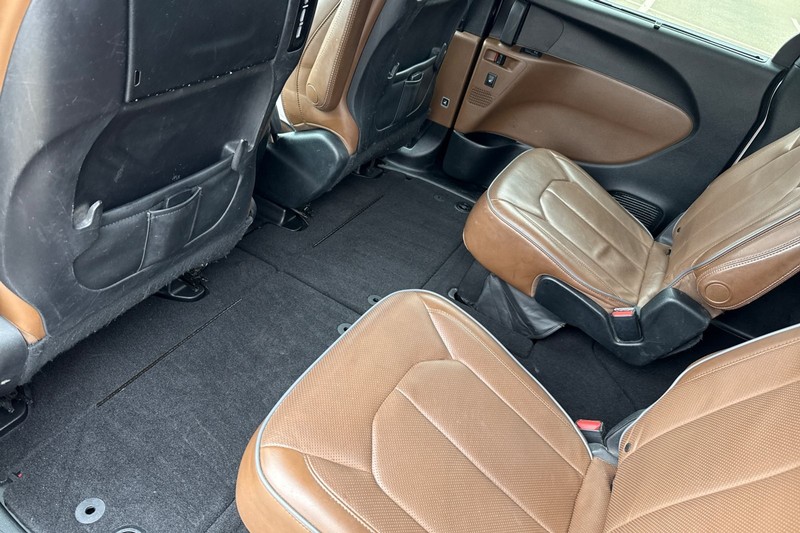 Chrysler Pacifica Vehicle Full-screen Gallery Image 14