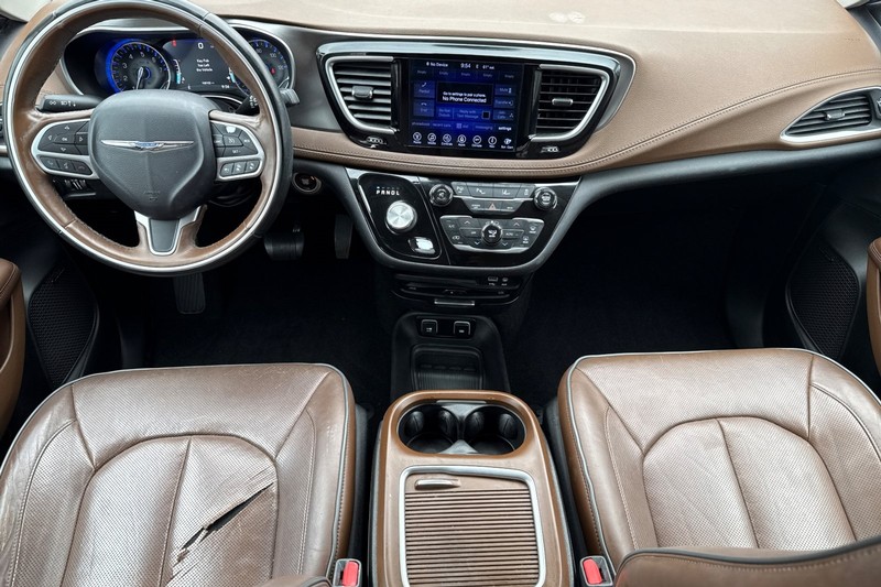 Chrysler Pacifica Vehicle Full-screen Gallery Image 15