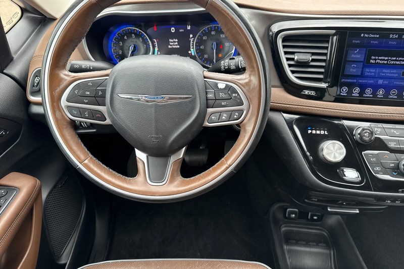 Chrysler Pacifica Vehicle Full-screen Gallery Image 16
