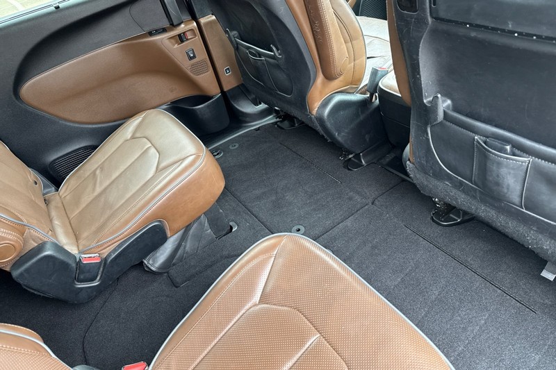 Chrysler Pacifica Vehicle Full-screen Gallery Image 17