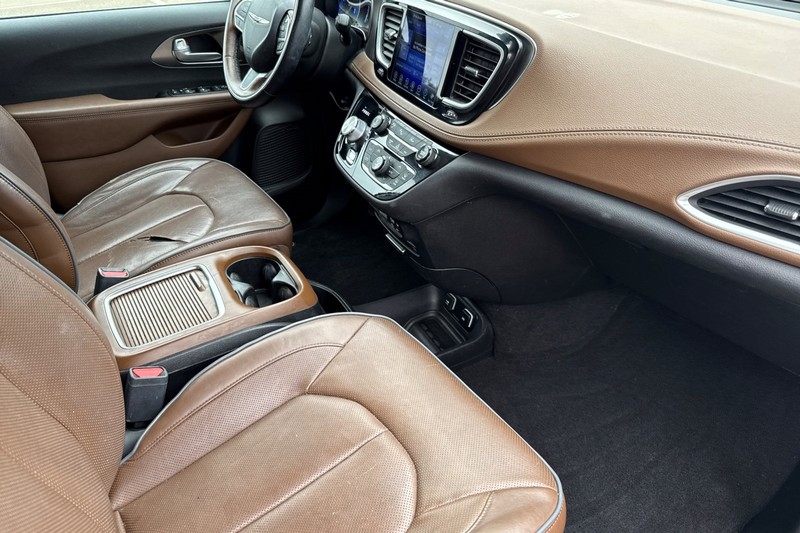 Chrysler Pacifica Vehicle Full-screen Gallery Image 18