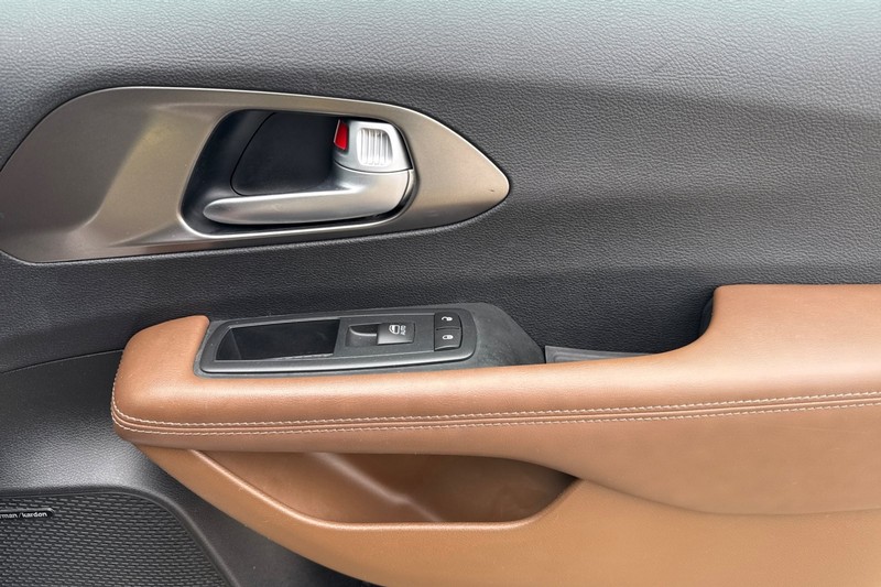 Chrysler Pacifica Vehicle Full-screen Gallery Image 19