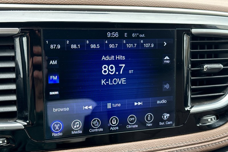 Chrysler Pacifica Vehicle Full-screen Gallery Image 24