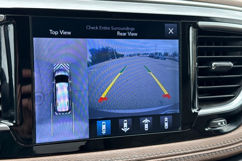 Chrysler Pacifica Vehicle Full-screen Gallery Image 25