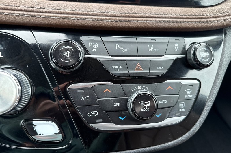 Chrysler Pacifica Vehicle Full-screen Gallery Image 26