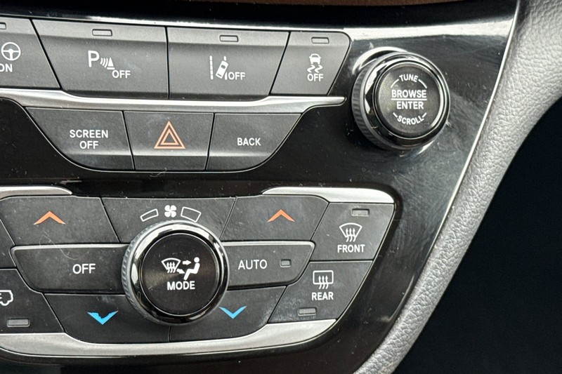 Chrysler Pacifica Vehicle Full-screen Gallery Image 28