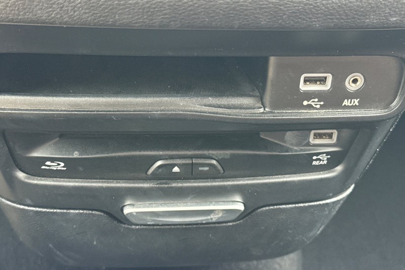 Chrysler Pacifica Vehicle Full-screen Gallery Image 29