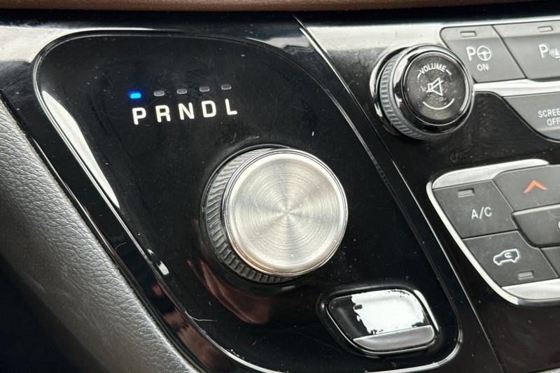Chrysler Pacifica Vehicle Full-screen Gallery Image 31