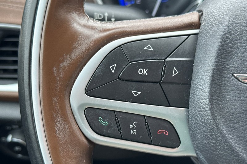 Chrysler Pacifica Vehicle Full-screen Gallery Image 34