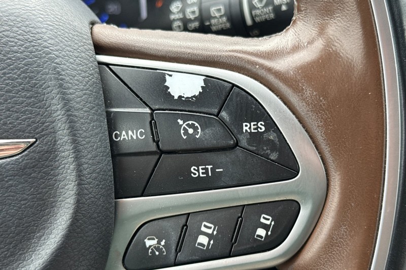 Chrysler Pacifica Vehicle Full-screen Gallery Image 36