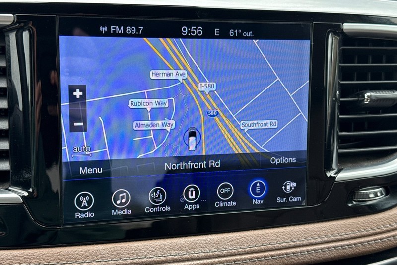 Chrysler Pacifica Vehicle Full-screen Gallery Image 42