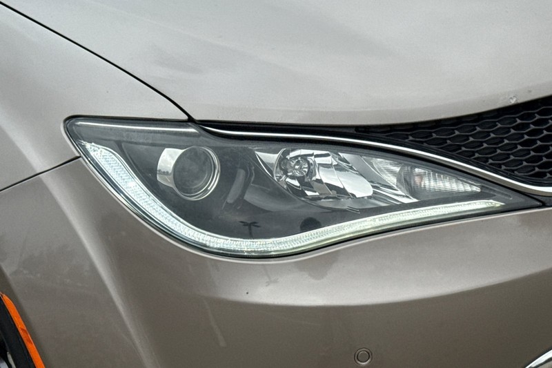 Chrysler Pacifica Vehicle Full-screen Gallery Image 45