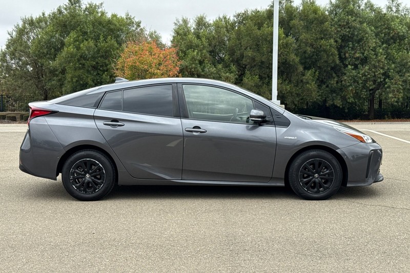 Toyota Prius Vehicle Full-screen Gallery Image 03