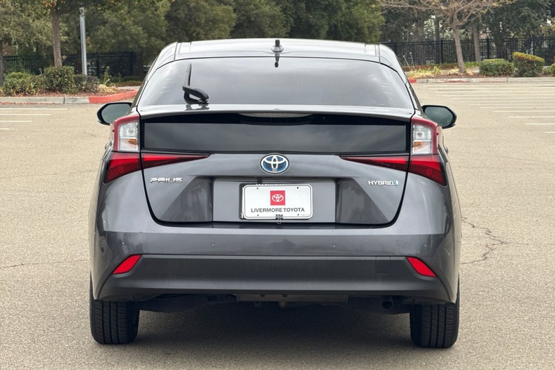 Toyota Prius Vehicle Full-screen Gallery Image 05