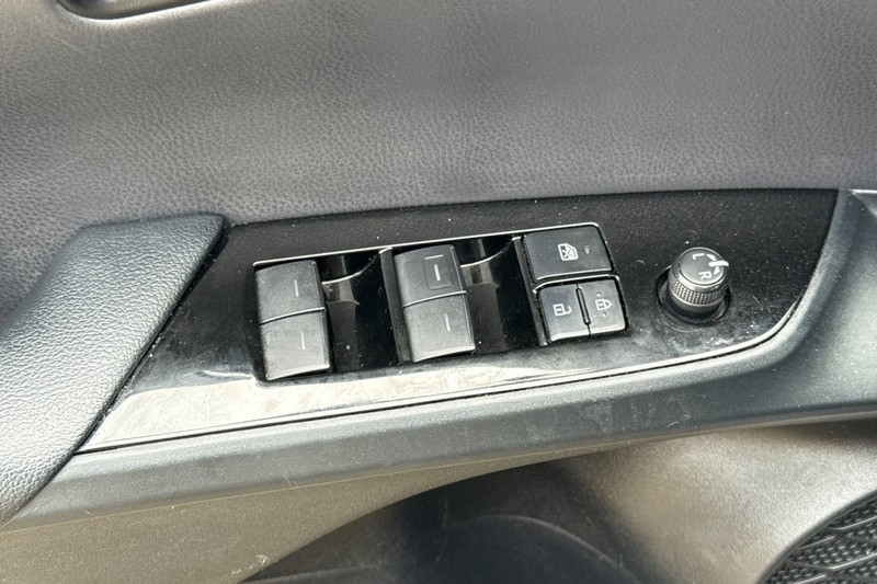 Toyota Prius Vehicle Full-screen Gallery Image 12