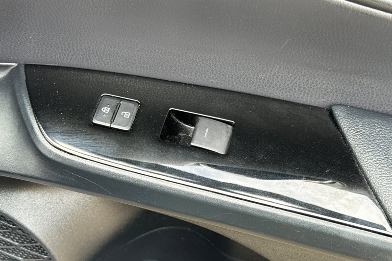 Toyota Prius Vehicle Full-screen Gallery Image 22