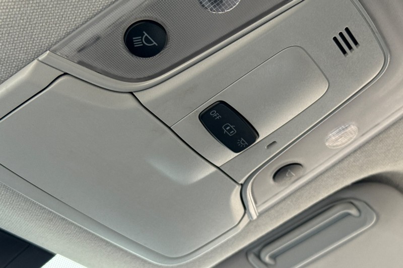 Toyota Prius Vehicle Full-screen Gallery Image 24