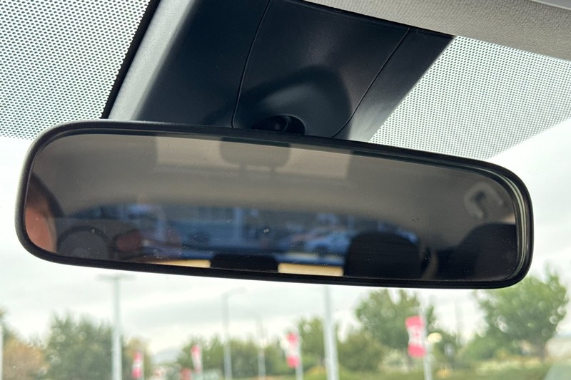 Toyota Prius Vehicle Full-screen Gallery Image 25