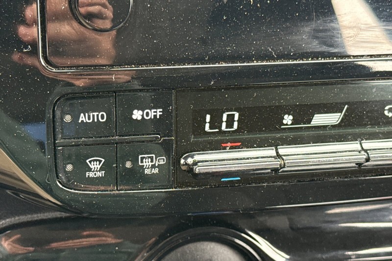 Toyota Prius Vehicle Full-screen Gallery Image 29