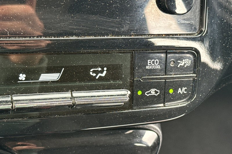 Toyota Prius Vehicle Full-screen Gallery Image 30