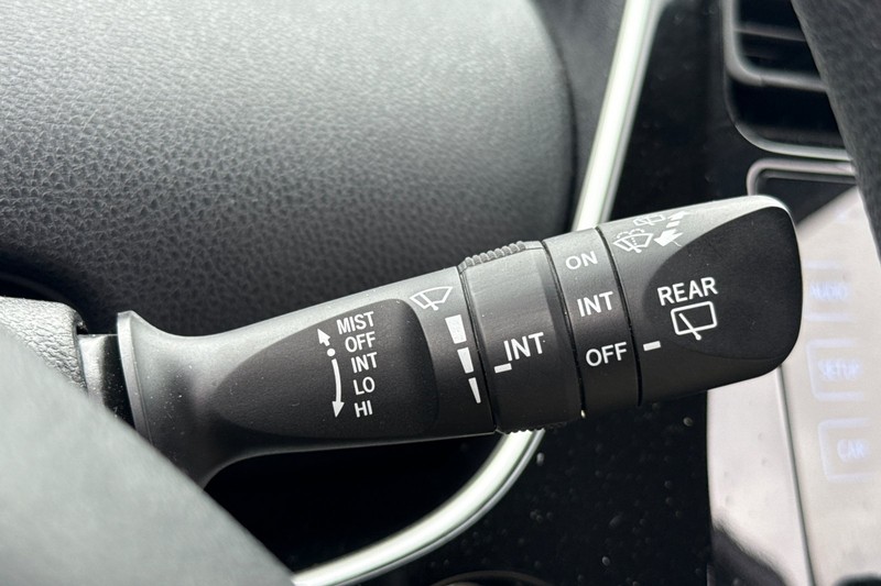 Toyota Prius Vehicle Full-screen Gallery Image 38