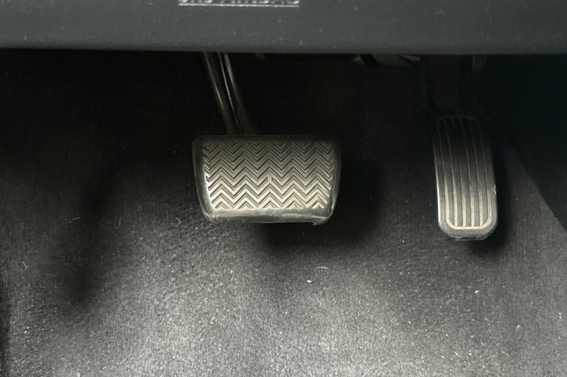 Toyota Prius Vehicle Full-screen Gallery Image 42