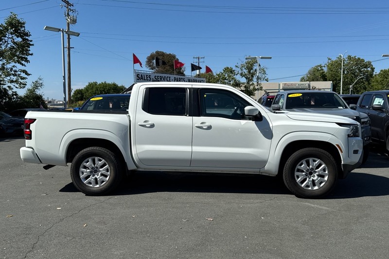 Nissan Frontier Vehicle Full-screen Gallery Image 03