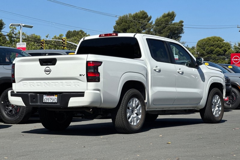 Nissan Frontier Vehicle Full-screen Gallery Image 04