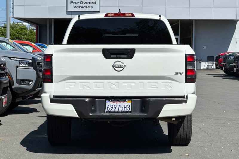 Nissan Frontier Vehicle Full-screen Gallery Image 05