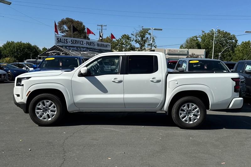 Nissan Frontier Vehicle Full-screen Gallery Image 07