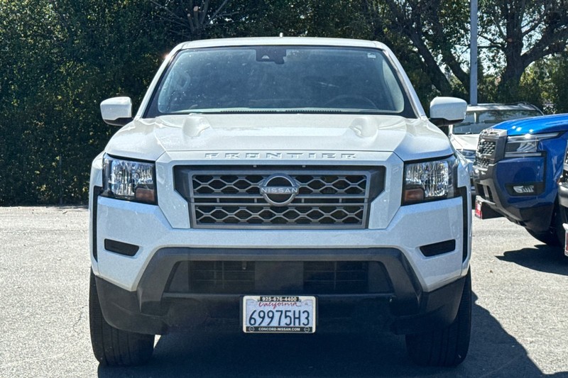 Nissan Frontier Vehicle Full-screen Gallery Image 09