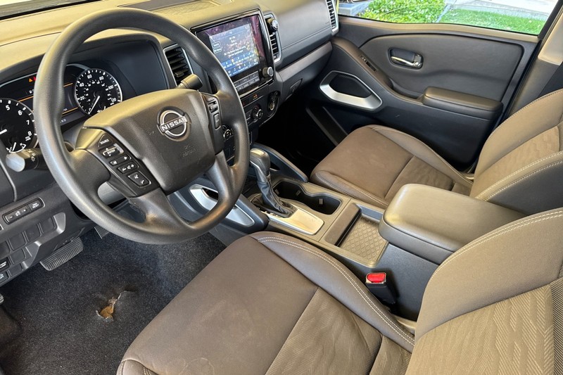 Nissan Frontier Vehicle Full-screen Gallery Image 10