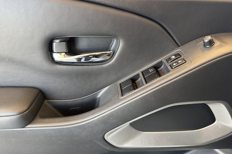 Nissan Frontier Vehicle Full-screen Gallery Image 11