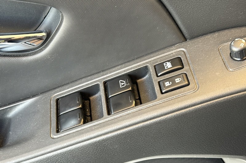 Nissan Frontier Vehicle Full-screen Gallery Image 12