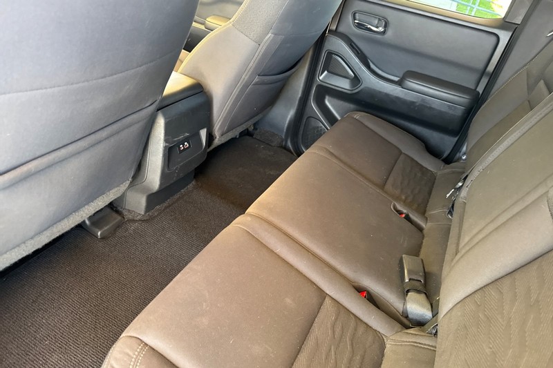 Nissan Frontier Vehicle Full-screen Gallery Image 14