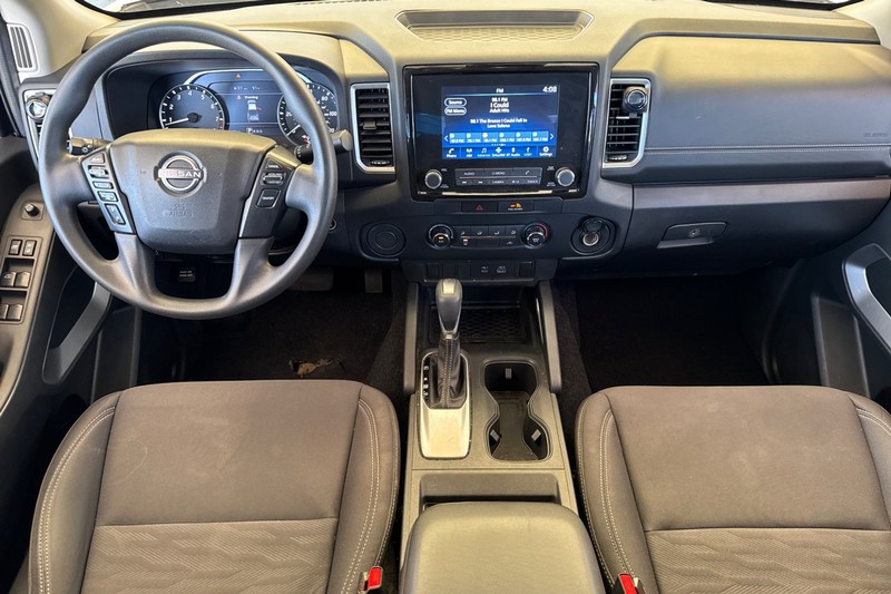 Nissan Frontier Vehicle Full-screen Gallery Image 15