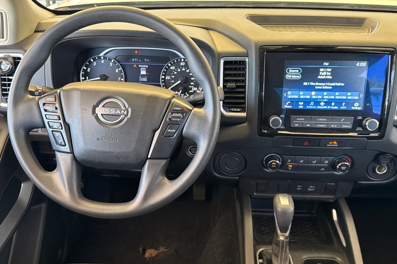 Nissan Frontier Vehicle Full-screen Gallery Image 16