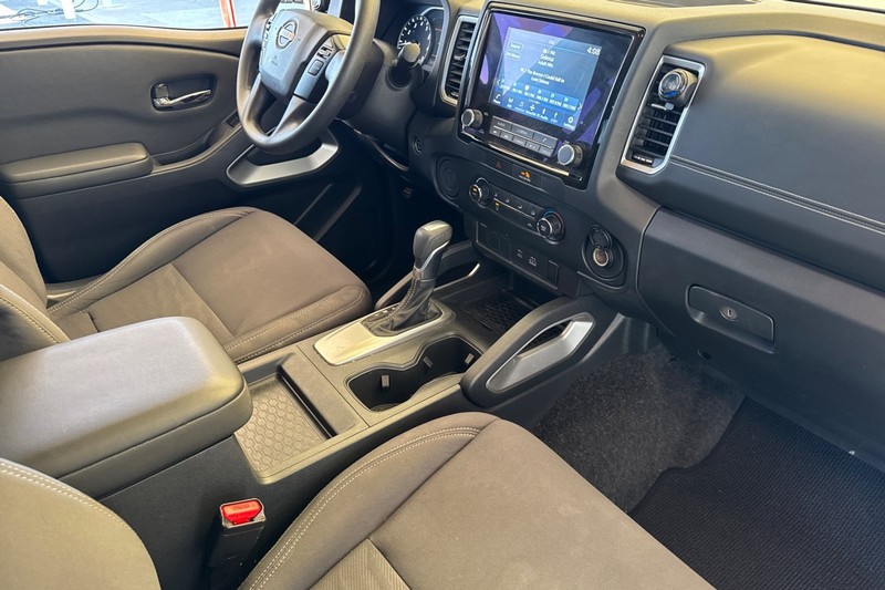 Nissan Frontier Vehicle Full-screen Gallery Image 18