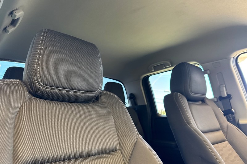 Nissan Frontier Vehicle Full-screen Gallery Image 19