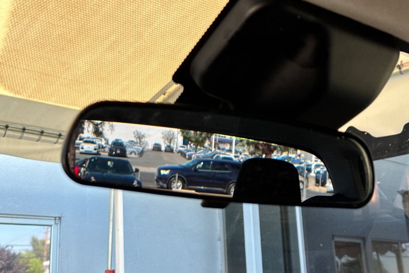 Nissan Frontier Vehicle Full-screen Gallery Image 24