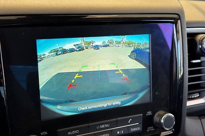 Nissan Frontier Vehicle Full-screen Gallery Image 26