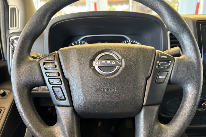 Nissan Frontier Vehicle Full-screen Gallery Image 34