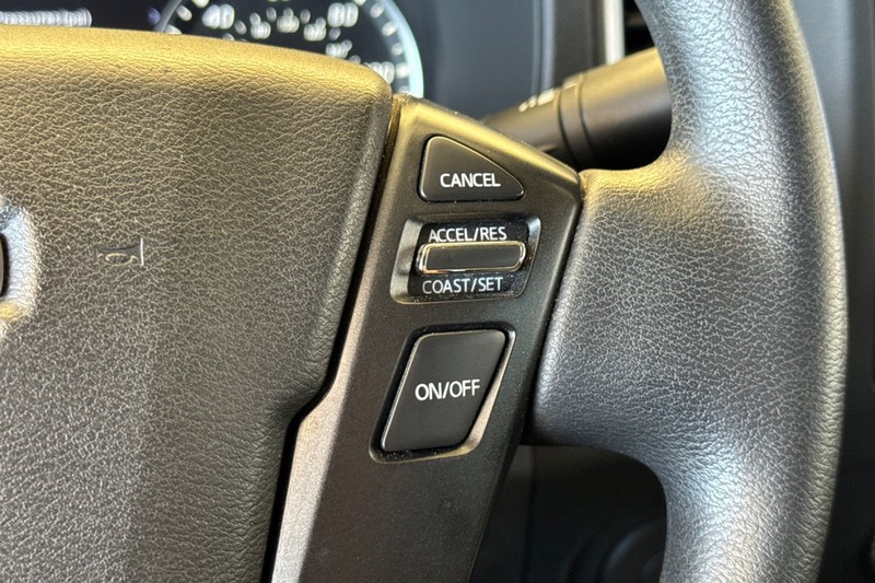 Nissan Frontier Vehicle Full-screen Gallery Image 36