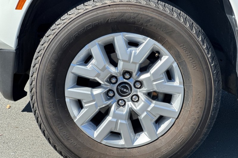 Nissan Frontier Vehicle Full-screen Gallery Image 43