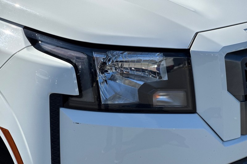 Nissan Frontier Vehicle Full-screen Gallery Image 44