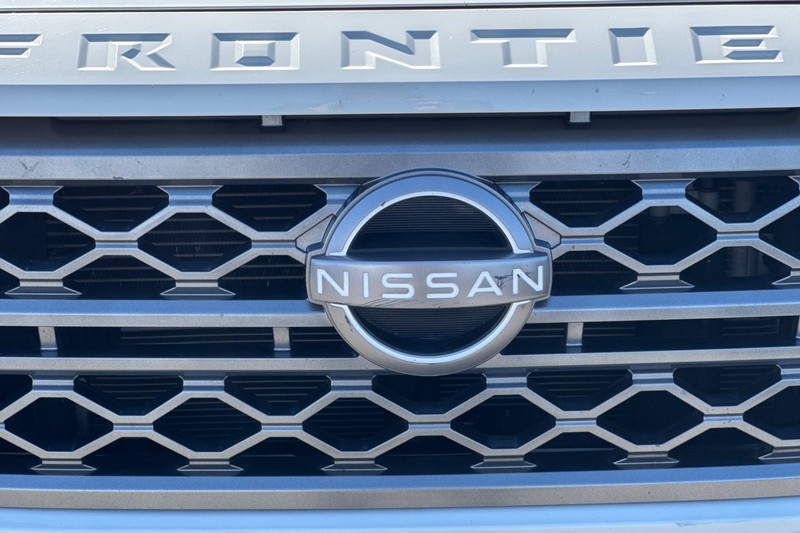 Nissan Frontier Vehicle Full-screen Gallery Image 45