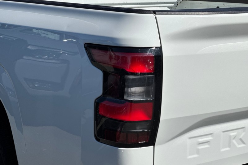 Nissan Frontier Vehicle Full-screen Gallery Image 46
