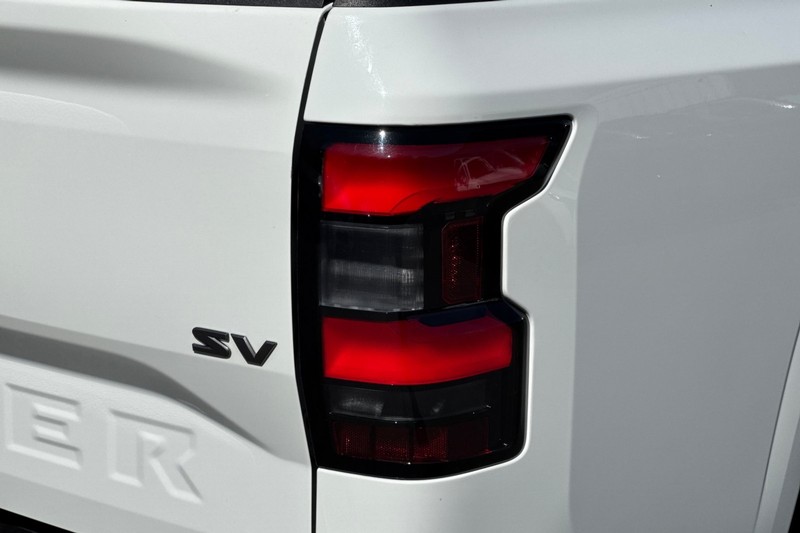 Nissan Frontier Vehicle Full-screen Gallery Image 48