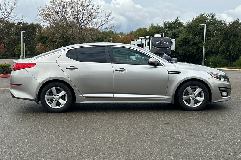Kia Optima Vehicle Full-screen Gallery Image 03