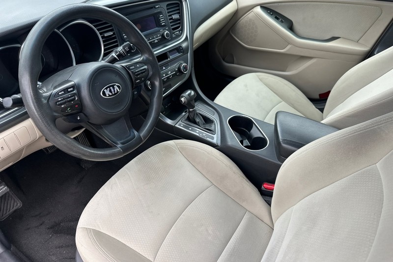 Kia Optima Vehicle Full-screen Gallery Image 10